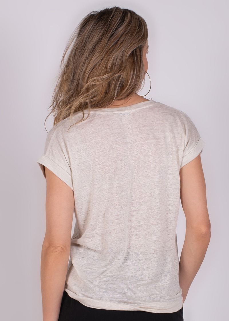 Achterzijde van vrouw met los haar in een lichtgrijs T-shirt.