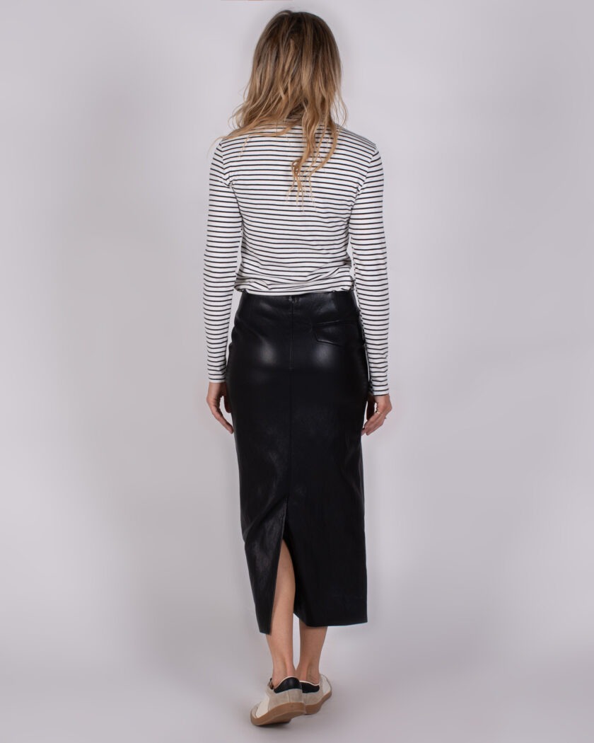 Vrouw van achteren in gestreepte top en zwarte leren midirok uit de Studio AW25-26 collectie.