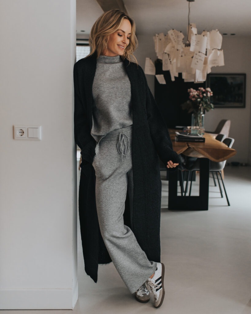 Dames lang alpaca vest in black - HELSINKI 