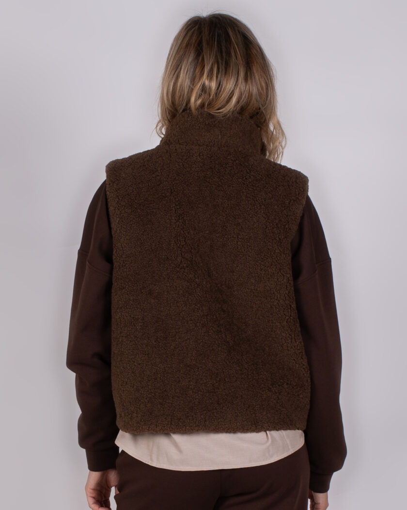 Achteraanzicht van een persoon die een donkerbruine teddy bodywarmer uit de Studio AW25-26 collectie draagt.