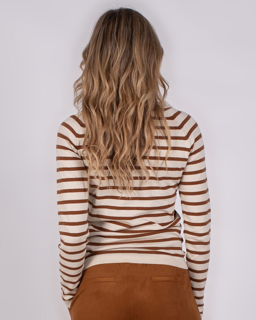 Vrouw van achteren in een beige-bruin gestreepte trui en bruine broek, uit de Studio AW25-26 collectie.