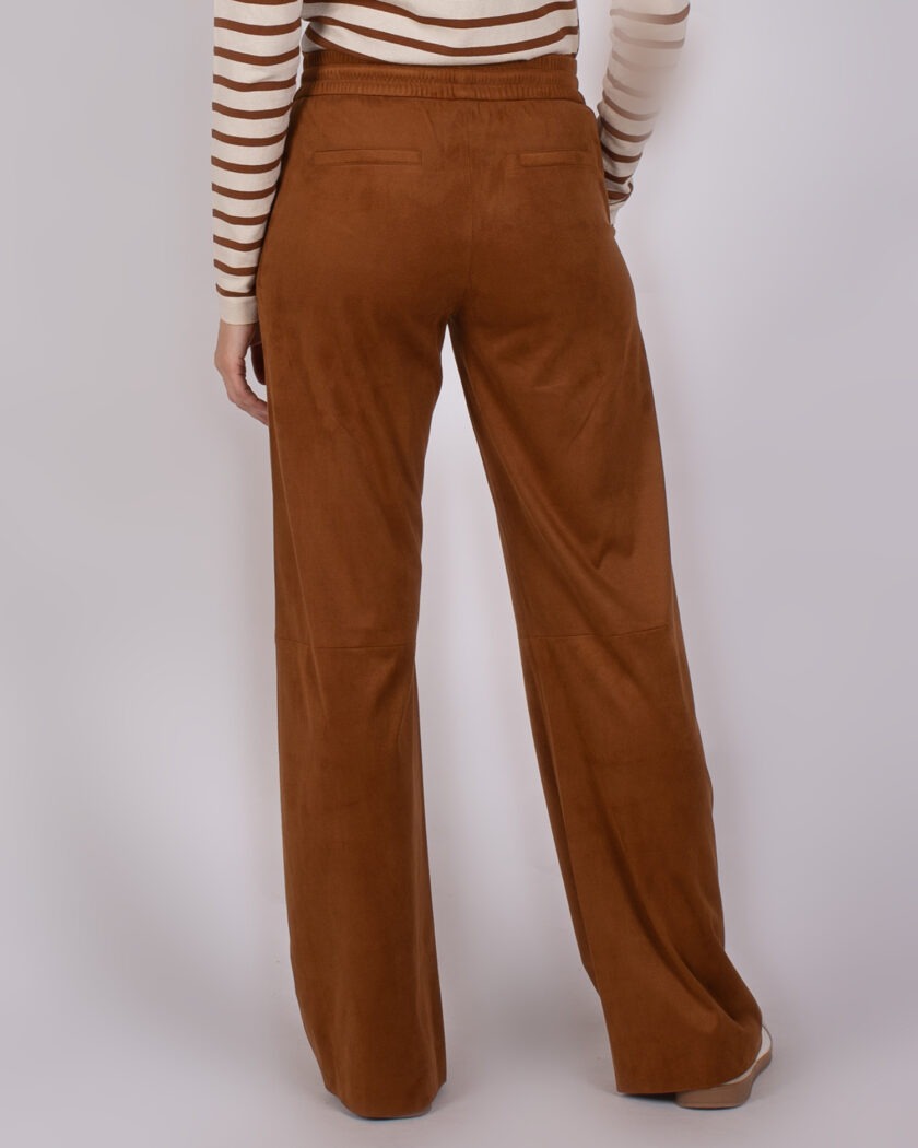 Achteraanzicht van een vrouw in een camelbruine Studio AW25-26-257 broek met wijde pijpen en elastische taille.
