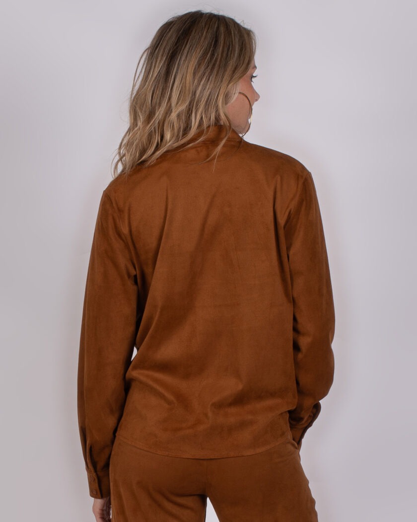 Vrouw van achteren in bruine Studio AW25-26-262 blouse en bijpassende broek.