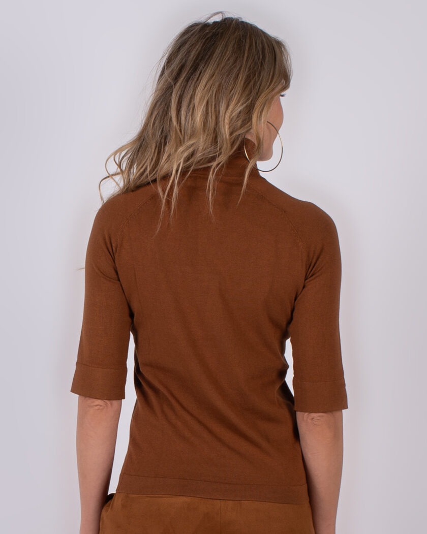 Vrouw van achteren in een bruin halflang mouwshirt met col, uit de Studio AW25-26 collectie.