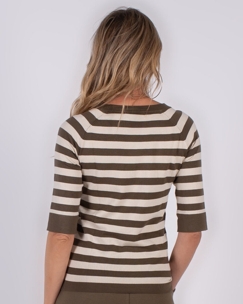 Vrouw van achteren in een bruin-beige gestreepte top met halve mouwen uit Studio AW25-26 collectie.