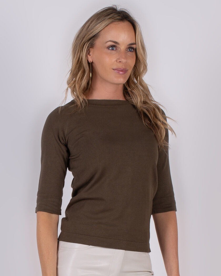 Vrouw draagt een donkerbruin, driekwart mouwshirt uit de Studio AW25-26 collectie.