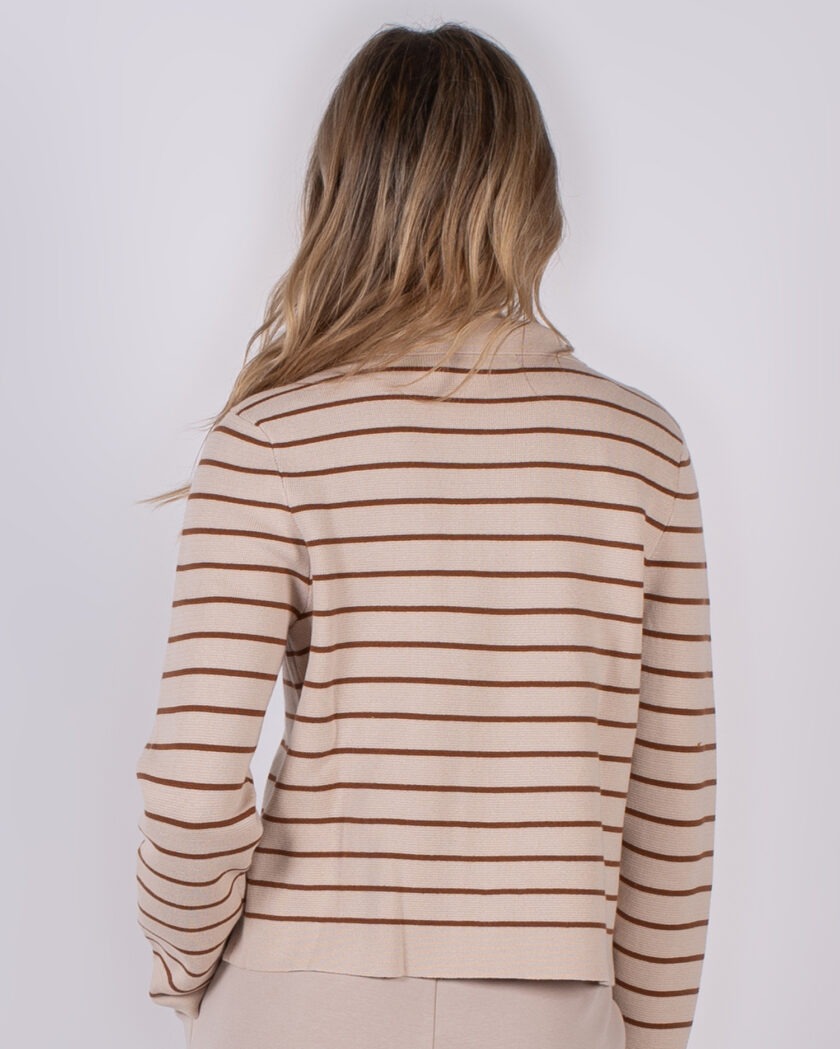 Achteraanzicht van een vrouw in een beige trui met horizontale bruine strepen uit de Studio AW25-26 collectie.