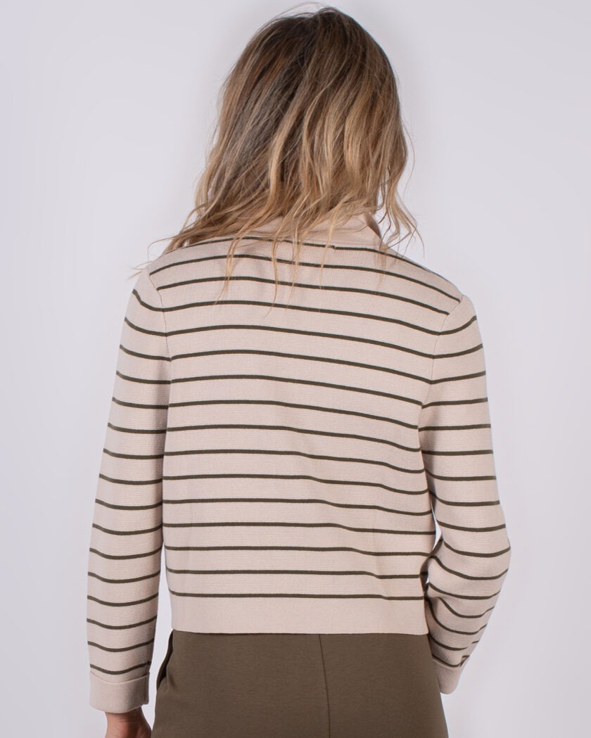 Achteraanzicht van een vrouw in een beige trui met donkere horizontale strepen uit de Studio AW25-26 collectie.