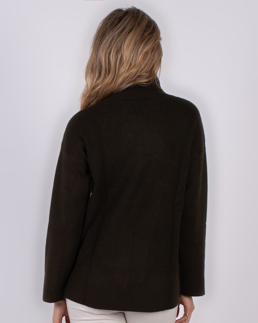 Achteraanzicht van een vrouw die een donkerbruine ribgebreide trui draagt uit de Studio AW25-26 collectie.