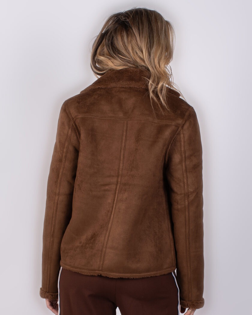 Achteraanzicht van een vrouw in een bruine suède jas met bontkraag uit de Studio AW25-26 collectie.