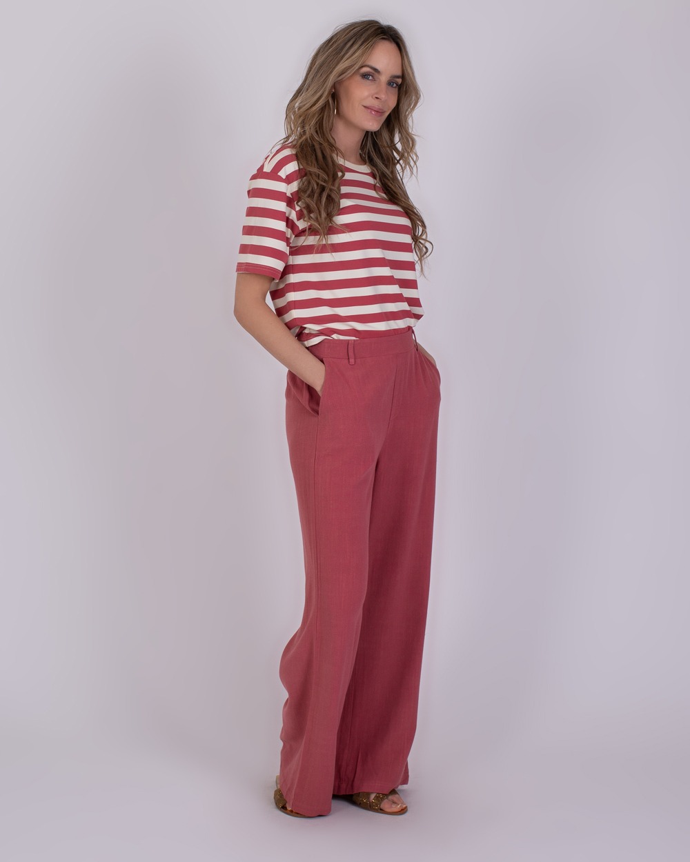 Istanbul raspberry 3 Vrouw draagt een rood-wit gestreept T-shirt en losse raspberrykleurige broek, model Istanbul raspberry 3.