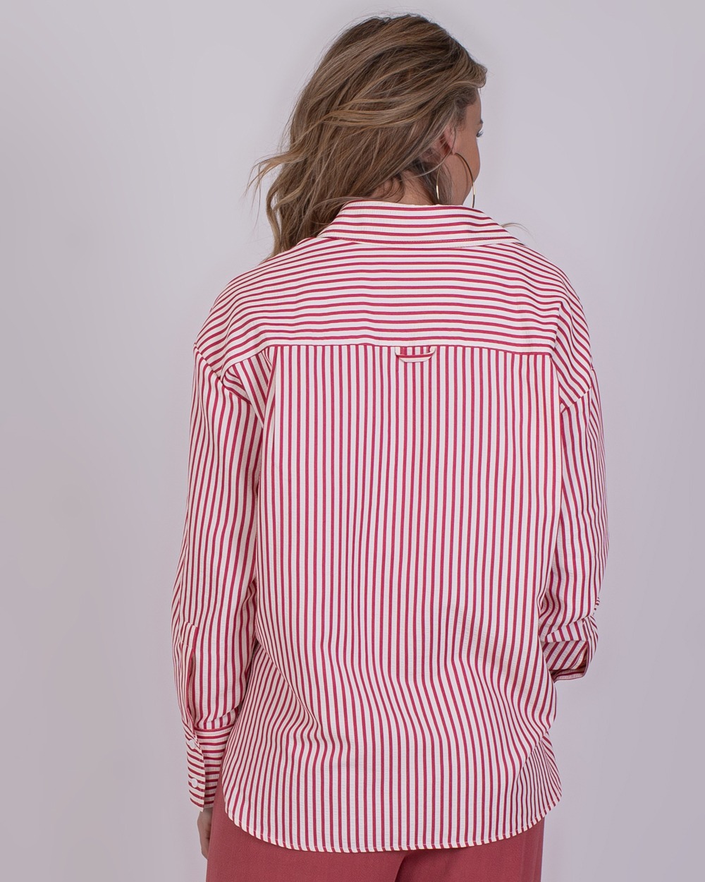 Almeria old pink 7 Achteraanzicht van een vrouw die een rood-wit gestreepte blouse Almeria old pink draagt.