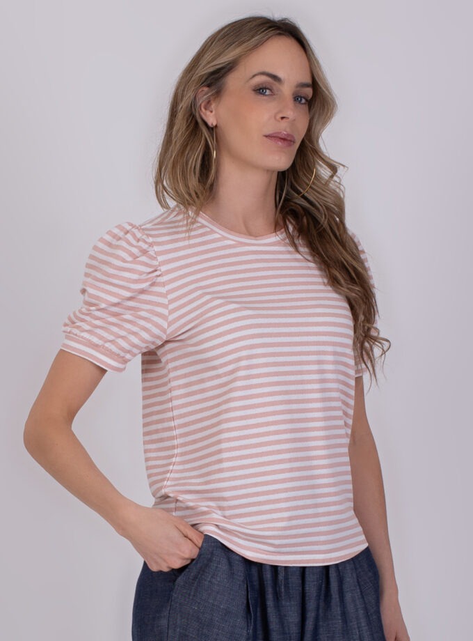 Vrouw draagt een Dhaka stripe pink-offwhite T-shirt met korte puffmouwen en horizontale strepen.