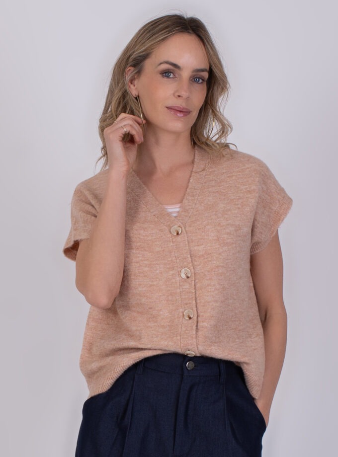 Vrouw draagt een Lamia old pink gebreide top met korte mouwen en knoopsluiting.