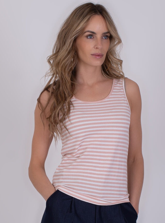 Vrouw draagt een mouwloos, gestreept topje in old pink en offwhite uit de Namur-collectie.