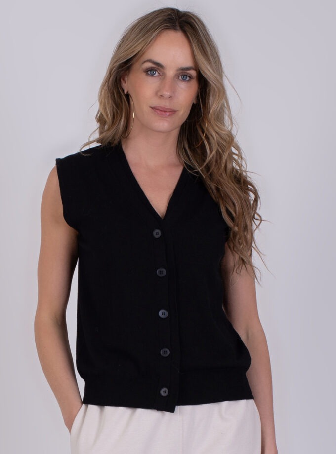 Vrouw draagt een mouwloze zwarte knopentop genaamd Patras Black 3 met een V-hals.