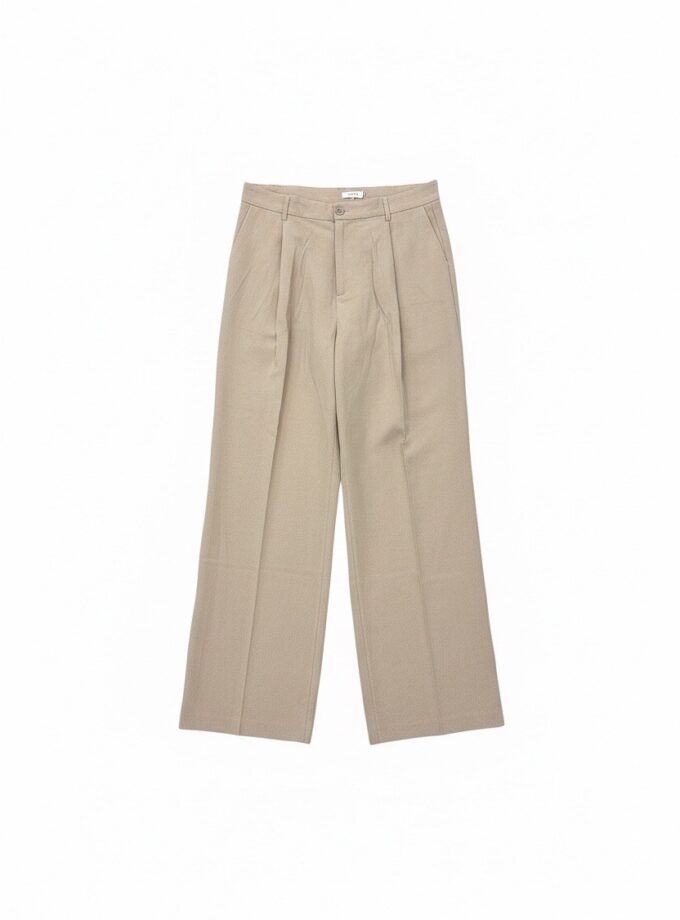 Taupekleurige Piran-broek met een wijde pasvorm en plooidetails aan de voorkant, tegen een witte achtergrond.