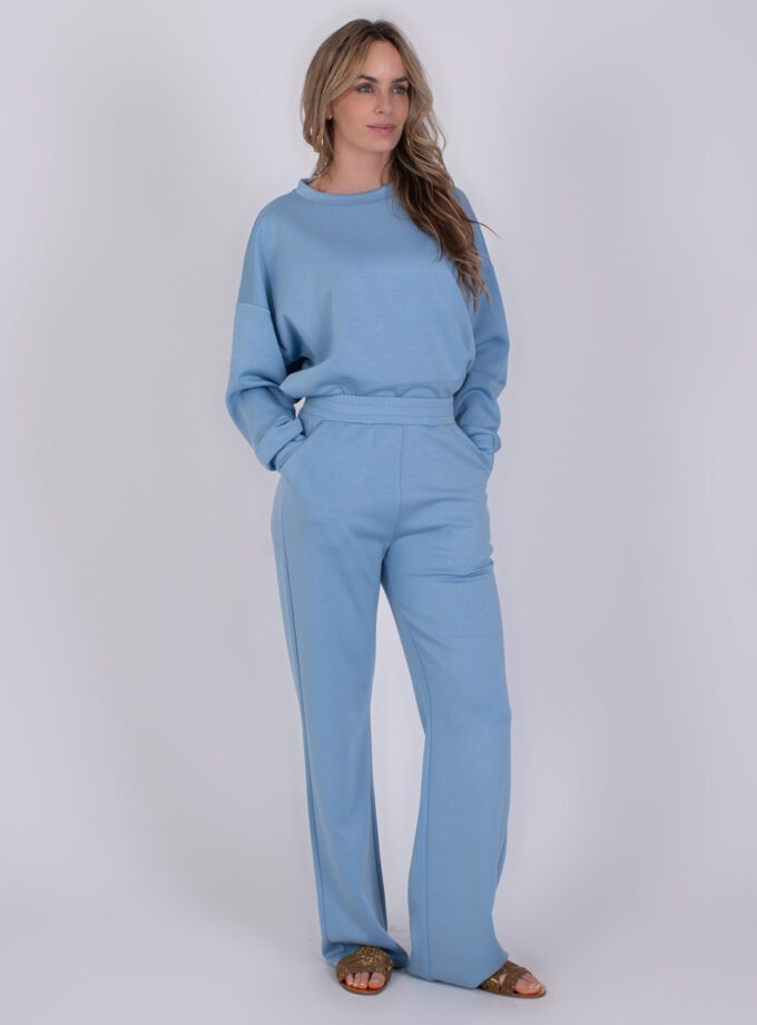 Vrouw draagt een comfortabele lichtblauwe loungetwo-piece set genaamd Rimini soft blue.