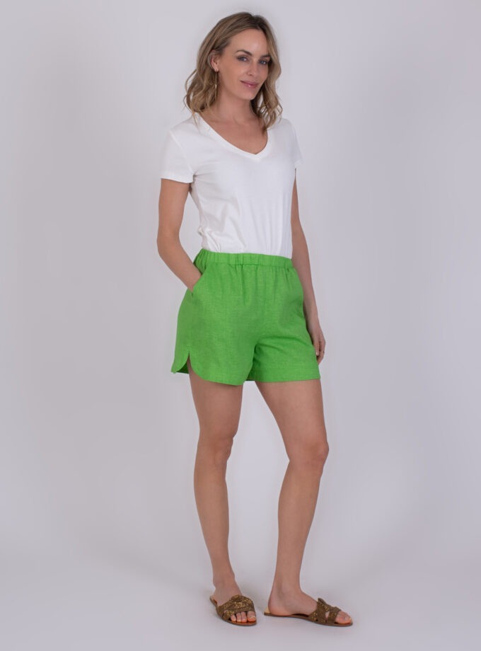 Vrouw draagt een witte T-shirt en een korte Varenna sea green short met elastische taille.