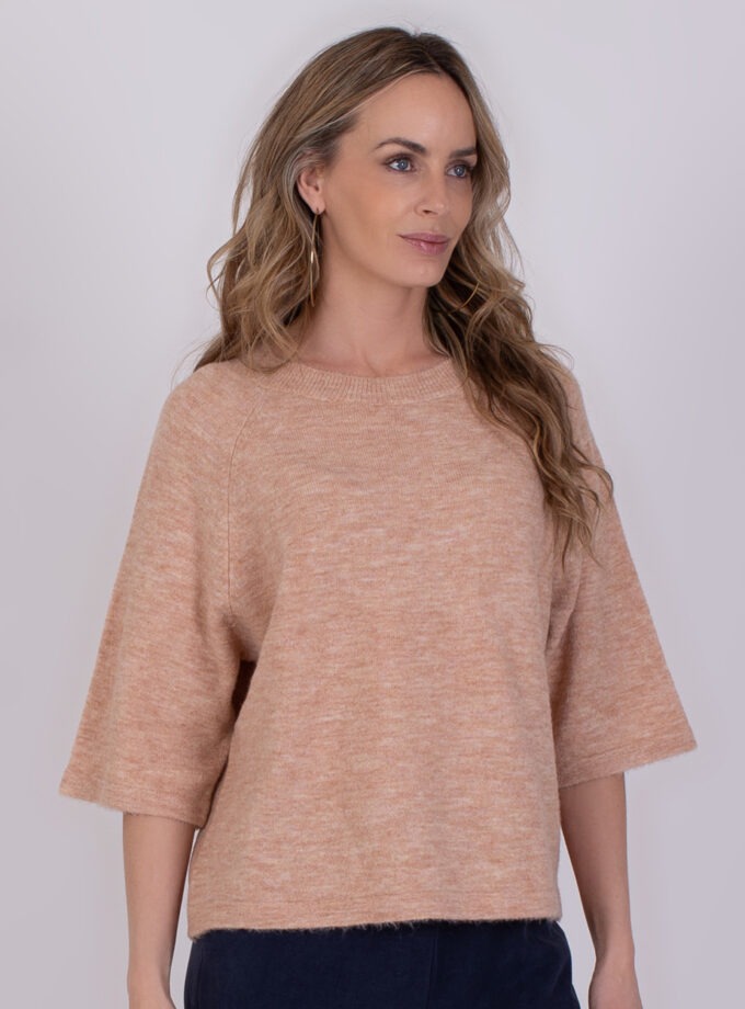Vrouw draagt een losse trui met halve mouwen in de kleur Volos old pink.