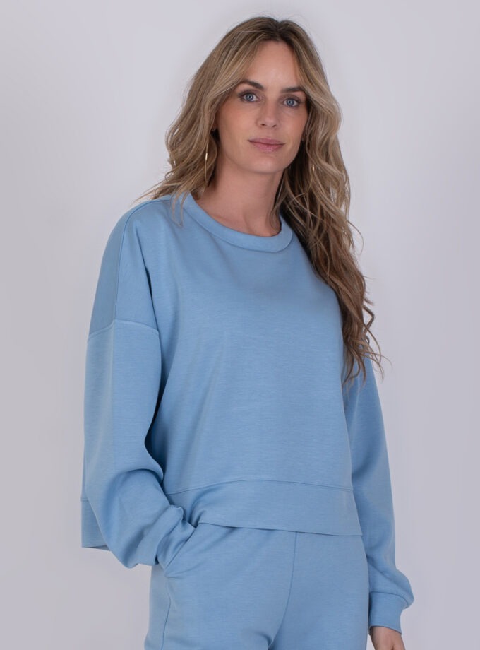 Vrouw draagt een comfortabele loungewear-set in de kleur York soft blue.