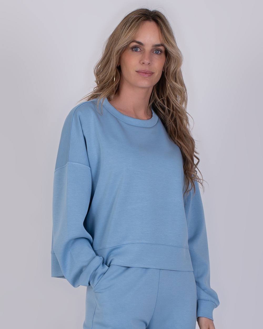 York soft blue 5 Vrouw draagt een comfortabele loungewear-set in de kleur York soft blue.