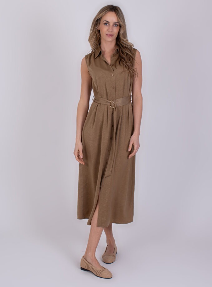 Vrouw draagt een mouwloze, taupekleurige Zaria-jurk met knoopsluiting en bijpassende ceintuur.