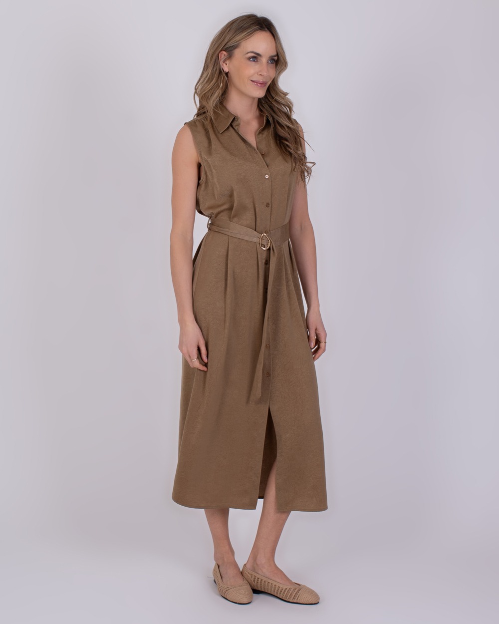 Vrouw draagt een mouwloze, taupekleurige Zaria-midi-jurk met knoopsluiting en bijpassende ceintuur.