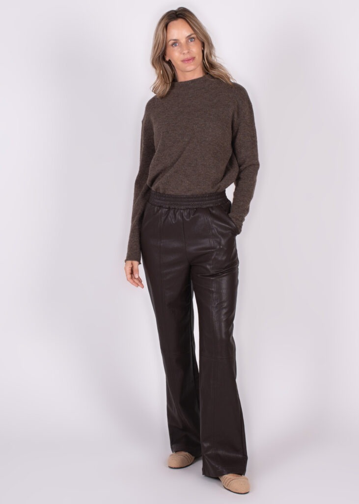 Dames tappered pants coffee vegan leather - BANDUNG 