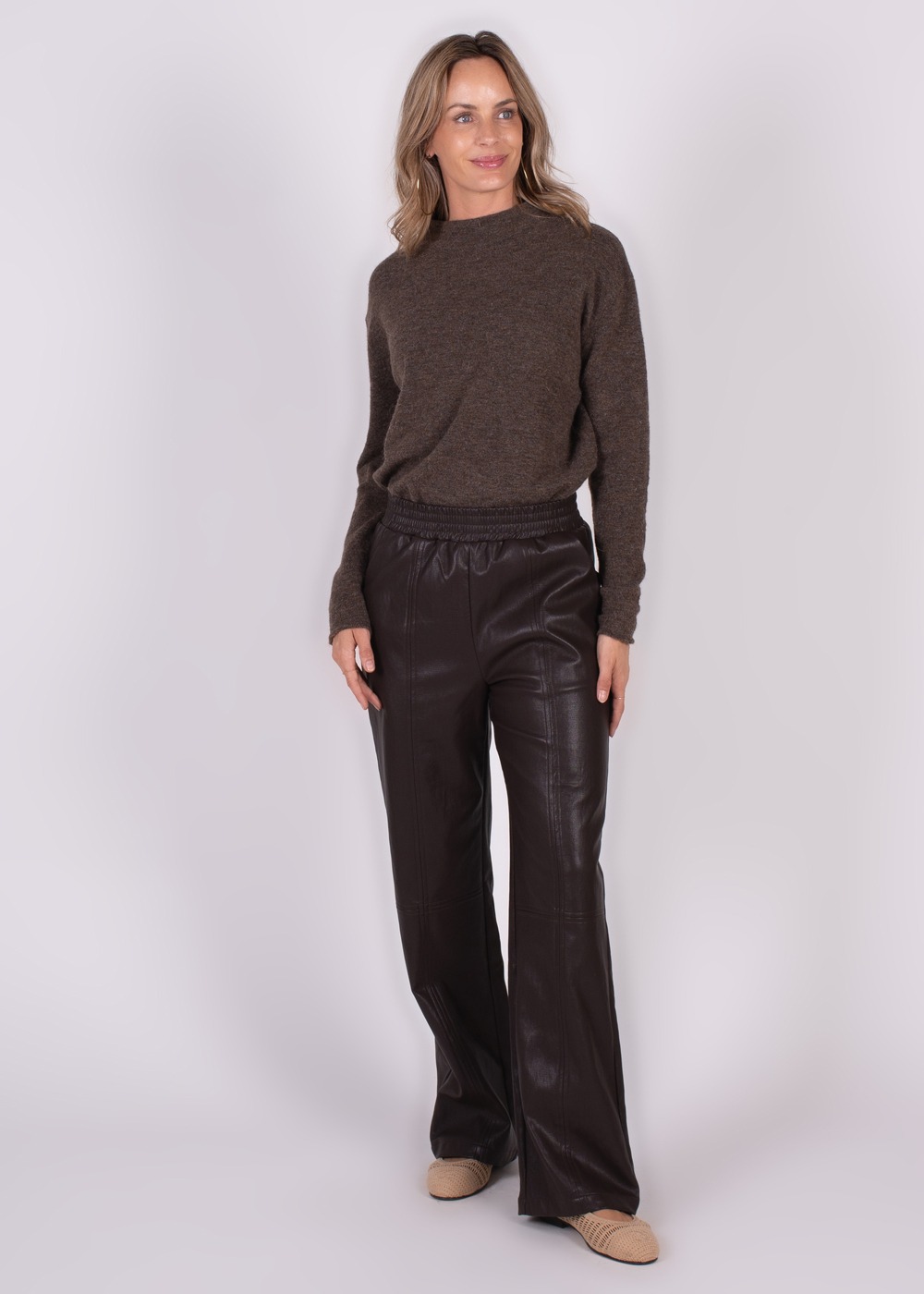 Dames tappered pants coffee vegan leather - BANDUNG - Afbeelding 2