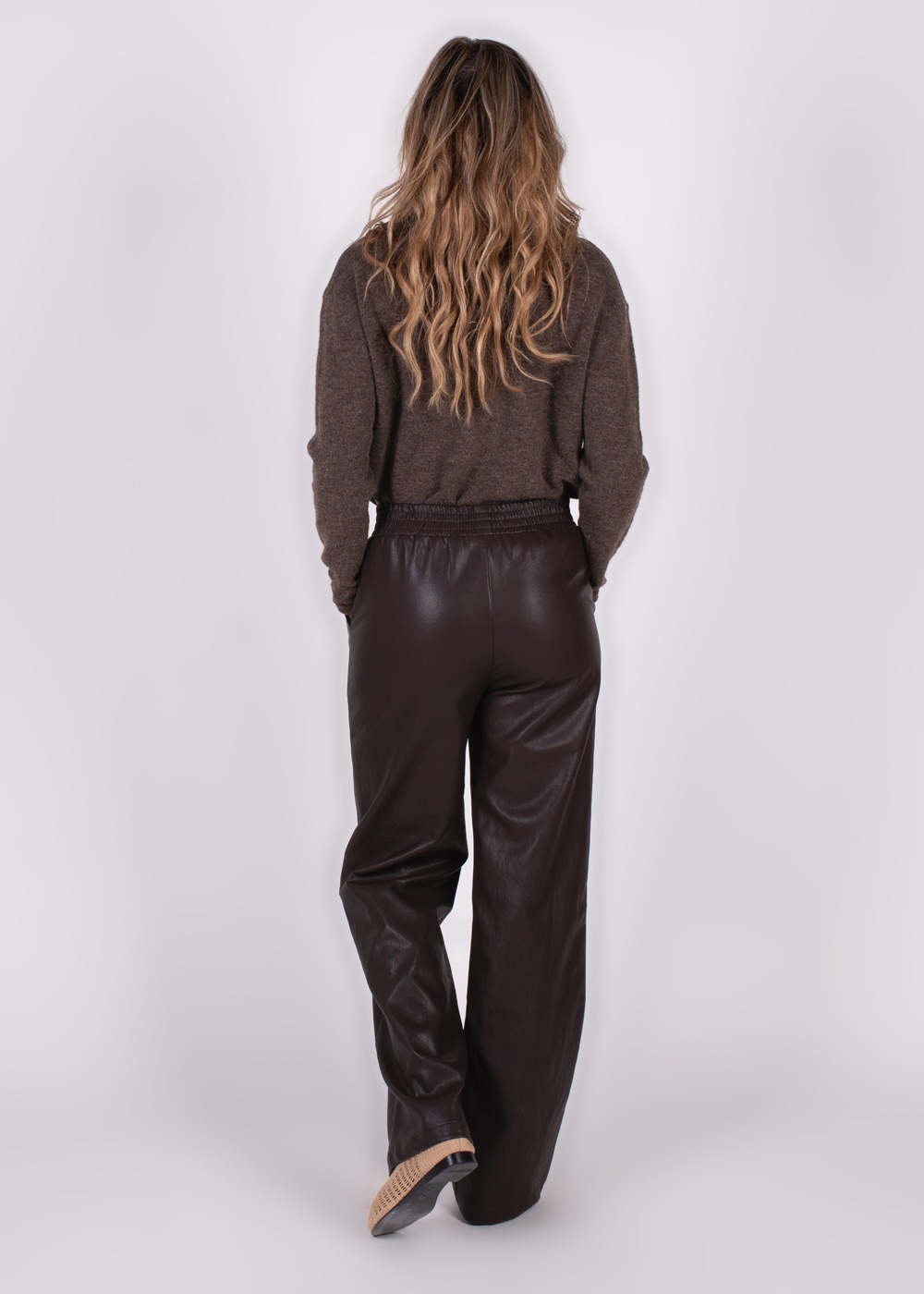 Dames tappered pants coffee vegan leather - BANDUNG - Afbeelding 4