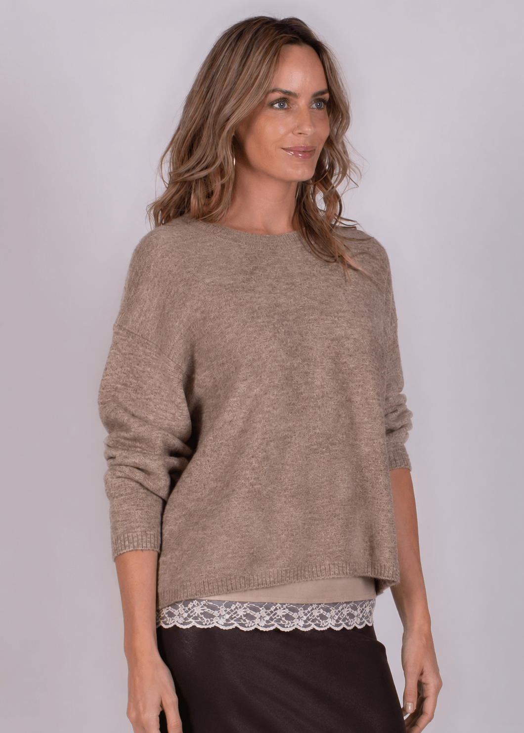 Lamia oversized pullover knoopjes taupe