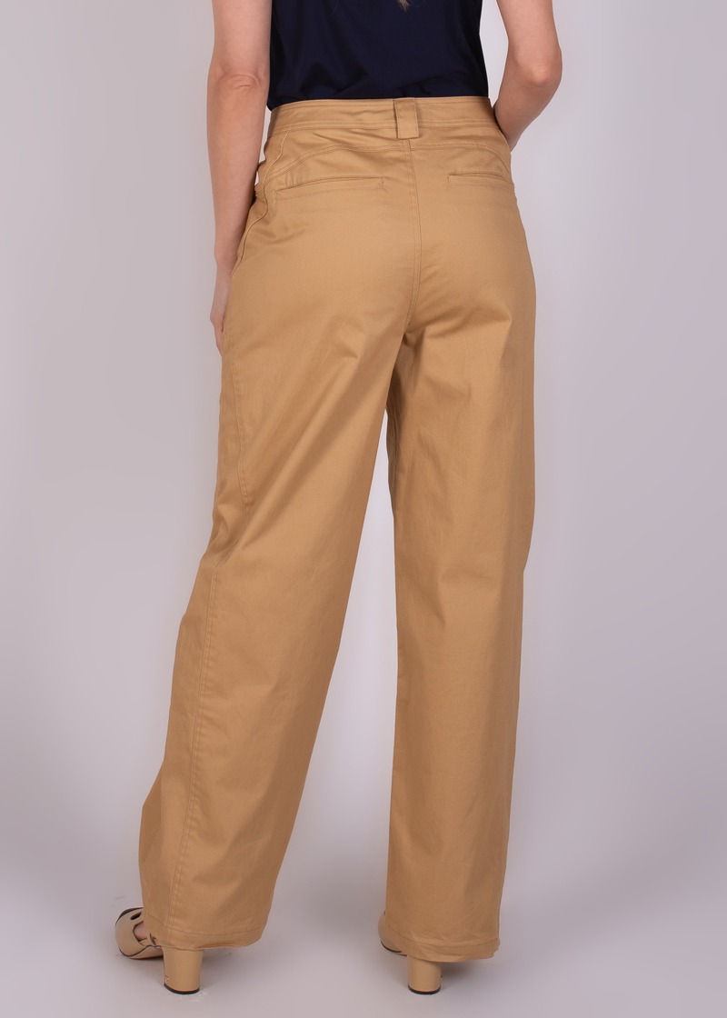 Achteraanzicht van een vrouw die lichtbruine, wijde "Vienna pants-305" met hoge taille draagt, gecombineerd met een donkere top.